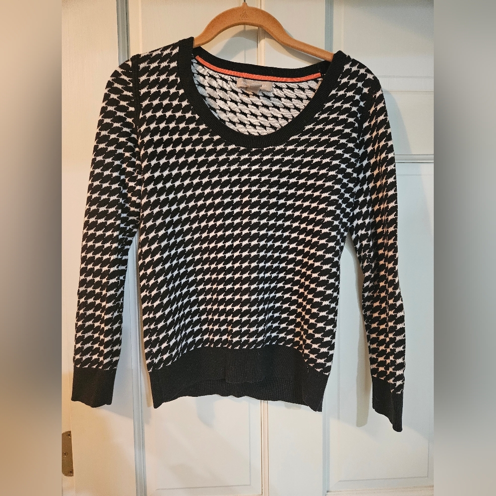 Banana Republic Black and White Houndstooth Sweater